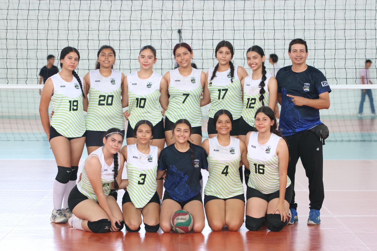 Triunfan en voleibol femenino