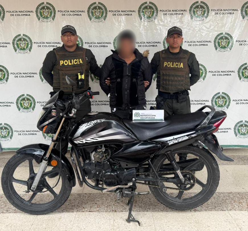 se movilizaba en motocicleta hurtada