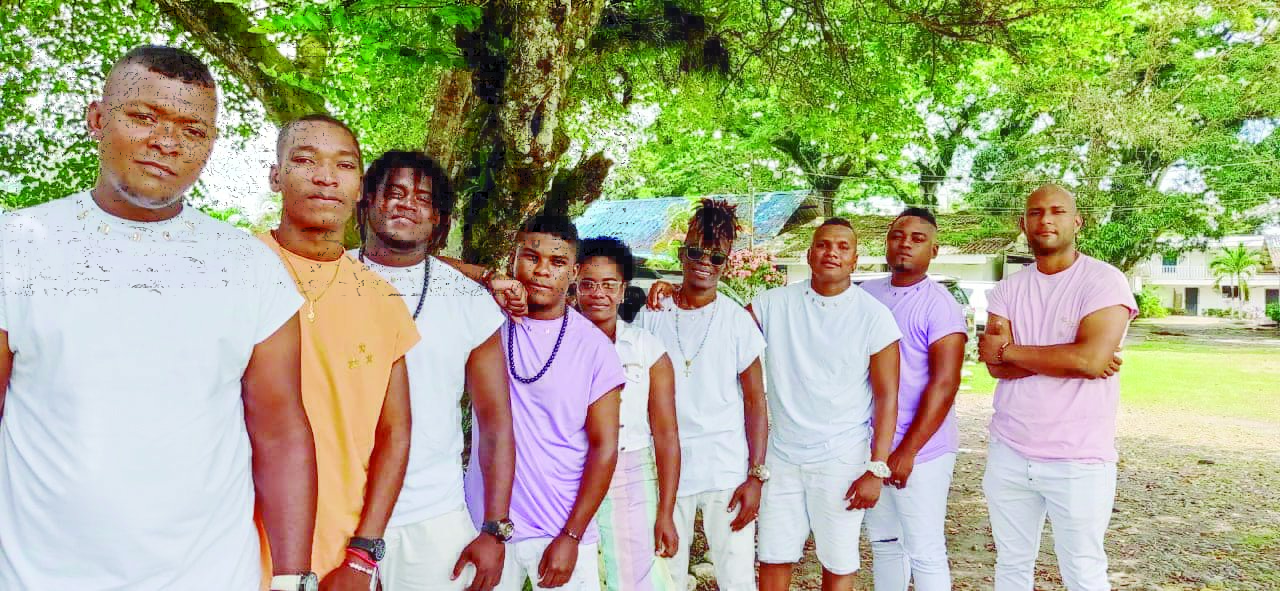 La música del Pacífico colombiano volvió a brillar en el escenario internacional gracias a Bejúco, agrupación oriunda de Tumaco que ha sido nominada a los Latin Grammy en la categoría Mejor Canción de Raíces con “Jardín del Paraíso”, obra creada junto a la reconocida banda bogotana Monsieur Periné. Fundada en 2015 por diez jóvenes músicos, Bejúco representa una generación que se niega a dejar que sus tradiciones se desvanezcan. Con marimbas, cununos y bombos, han tejido un sonido que honra la memoria de sus ancestros, al tiempo que dialoga con el presente mediante influencias como el afrobeats y la electrónica. Esta mezcla auténtica les ha permitido conquistar escenarios tan diversos como el Festival Estéreo Picnic en Bogotá y encuentros culturales en otros países, donde su propuesta se ha recibido con entusiasmo. “Jardín del Paraíso” es mucho más que una canción: es un canto de resistencia, de identidad y de esperanza, que conecta la riqueza sonora del Pacífico con nuevas formas de expresión global. Para Tumaco, este logro es un motivo de orgullo colectivo, un recordatorio de que de sus calles, playas y comunidades emergen talentos capaces de trascender fronteras. La nominación a los Latin Grammy confirma que Bejúco no solo interpreta música, sino que también cultiva sueños compartidos, llevando en cada nota el eco de su tierra y la certeza de que las raíces pueden florecer en cualquier lugar del mundo.