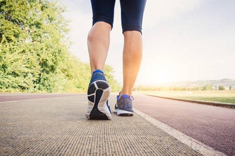 Caminar ayuda a perder hasta 12 kilos al año, según experta