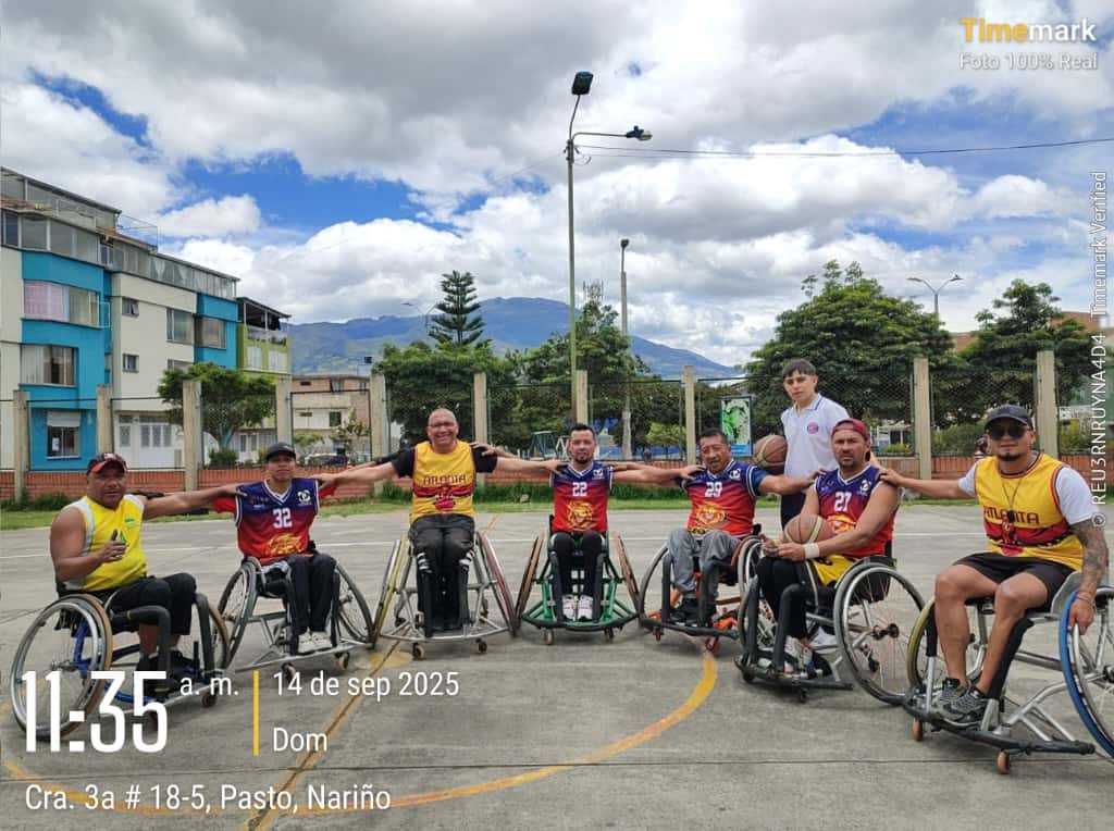 Juan Guzmán, Elder Caicedo, Edison Cerón, Heiman Jurado, Jesús Chagueza, Jesús Villarreal, Steven Pantoja, Richard Alfonso y Alejandro Chaves entrenan en la cancha, fortaleciendo técnica, velocidad y trabajo en equipo durante una sesión de baloncesto en silla de ruedas.