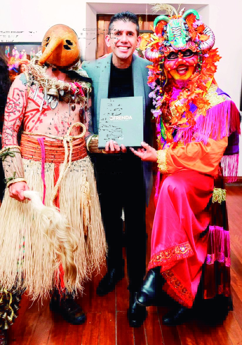 El diseñador gráfico y fotógrafo Luis Ponce presenta ‘Ofrenda 2027’, calendario con una serie fotográfica que revela la belleza íntima y emocional del Carnaval de Negros y Blancos en Pasto.