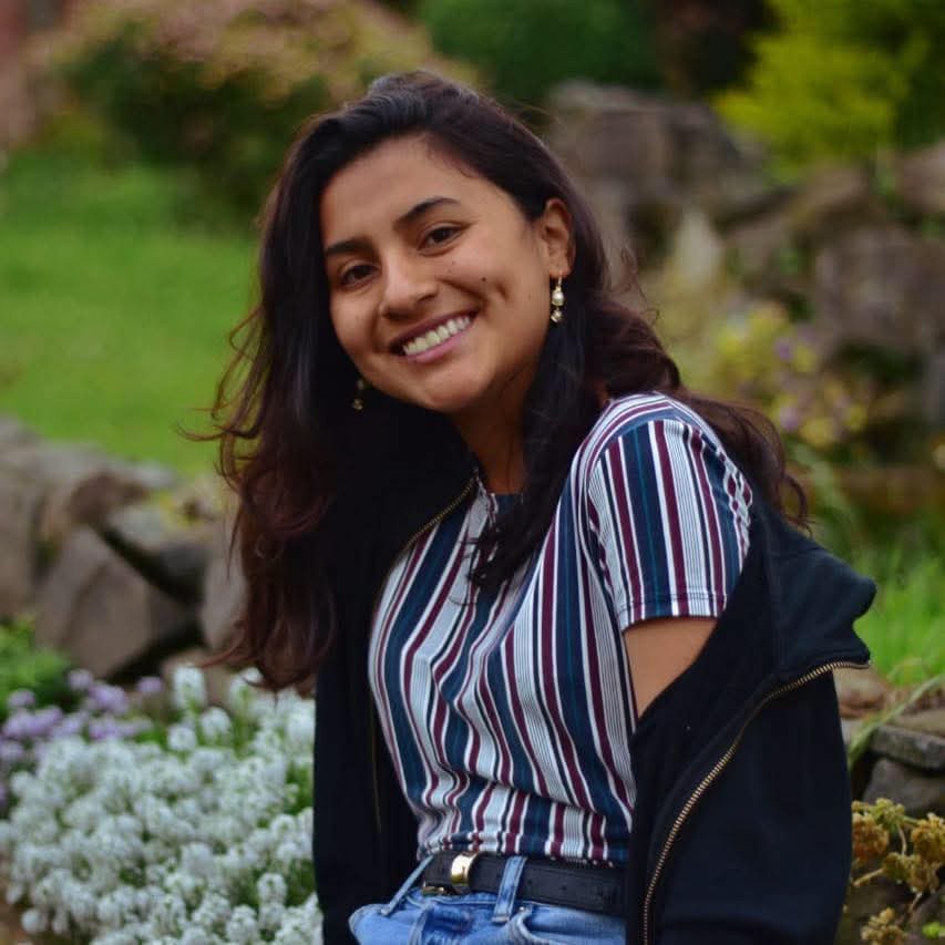 Elizabeth Palchucan, creadora de la exposición ‘Urdimbre’ que junto a artesanas celebra el legado del tejido en guanga como símbolo de identidad y resistencia cultural.