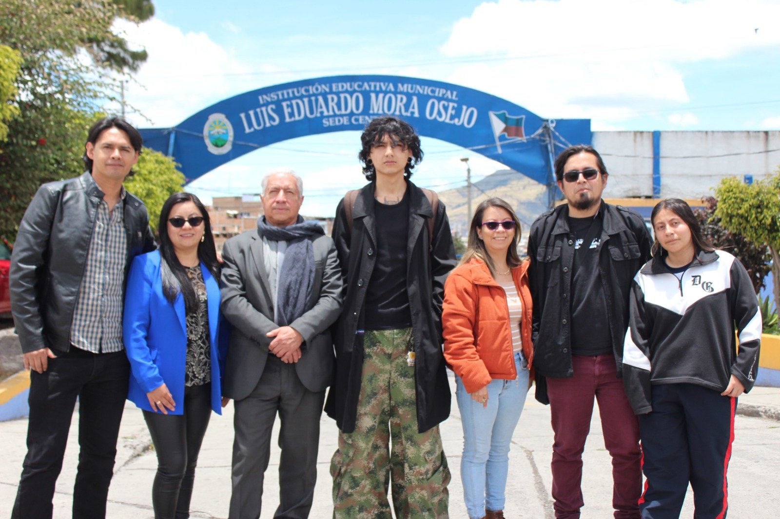 El coordinador Álvaro Narváez, la docente Milvia Pantoja, el rector Mario Martínez, los estudiantes Johan Chirán, July Rosero, Omar Caicedo y Carla Santacruz.