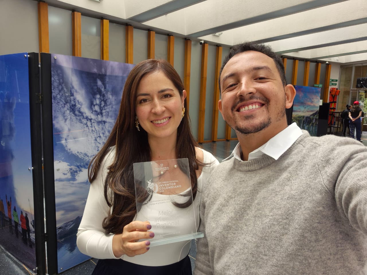 Daniel Solarte y Ángela Sofía Parra, hacen parte del equipo de investigación del proyecto ‘Madera de Coco’.