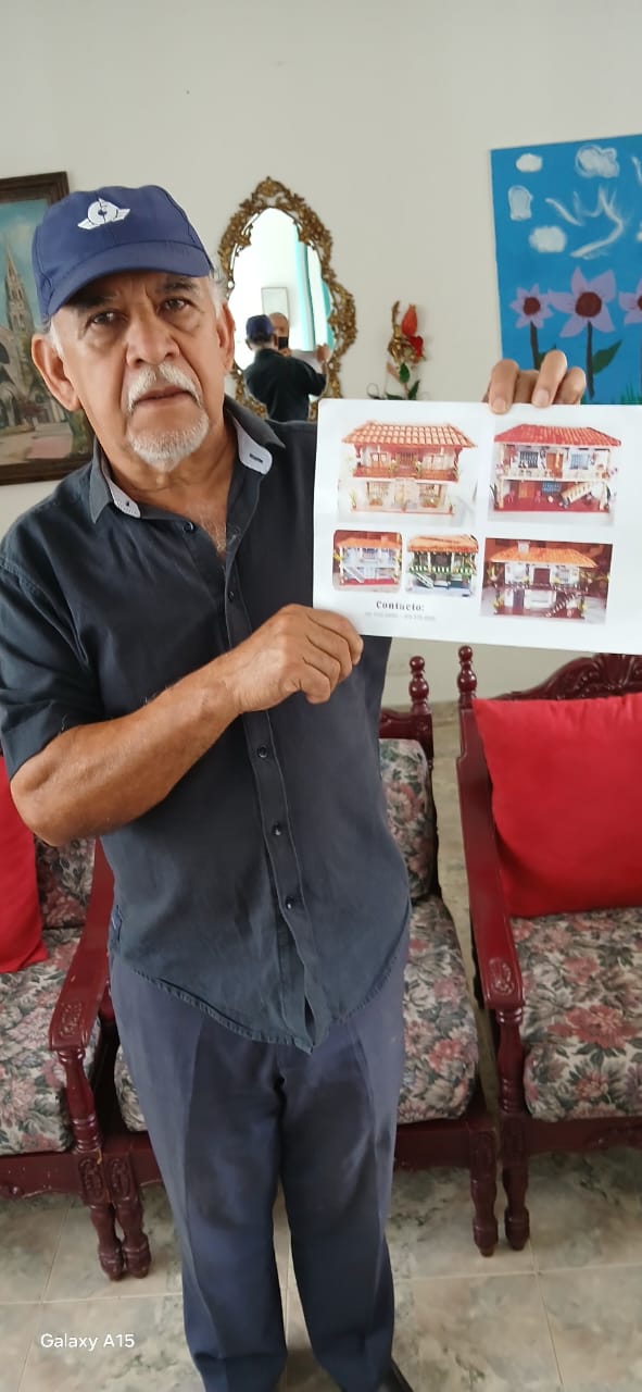 Heriberto Caicedo, artista de miniaturas.