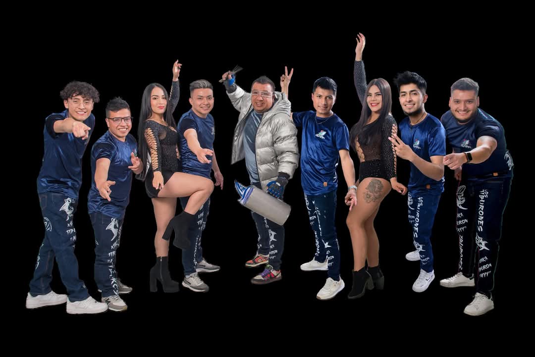 De izquierda a derecha Juan Felipe Villota Montezuma, Joan Sebastián Maya Salas, José Luis Oliva, Miguel Ángel Vallejos García, Andrés Felipe Flórez Rosero, Iván Darío Urbano, Christian Andrés Rojas Barrera y el director Iván Delgado.