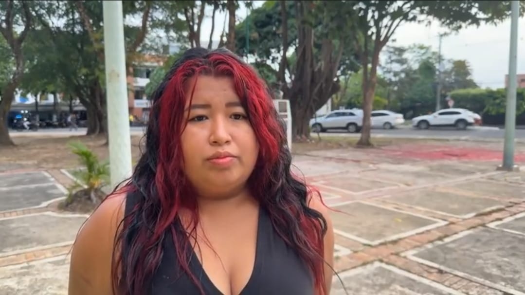 Denuncia de Luz Moreno contra su hermano por violencia intrafamiliar, lesiones, amenazas y daños a la vivienda, y la solicitud de intervención urgente de las autoridades.