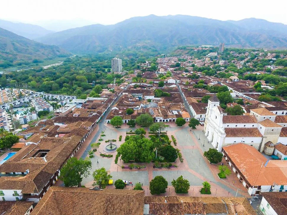 El pueblo del occidente antioqueño que ha ganado reconocimiento por su riqueza natural y biodiversidad, convirtiéndose en un destino ideal