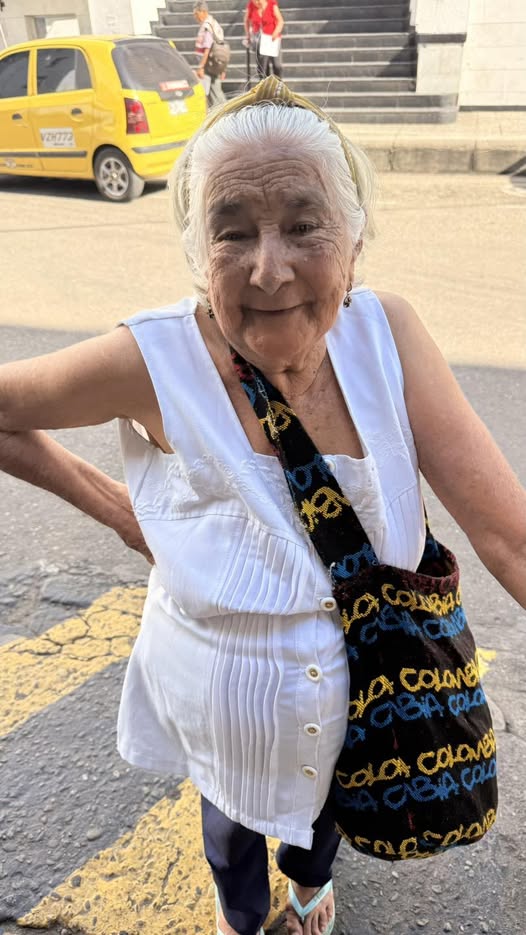 La difícil situación de una adulta mayor en la ciudad de Neiva ha generado preocupación y un llamado urgente a la solidaridad ciudadana. Se trata de doña Elvia Bazurto, de 96 años, quien atraviesa momentos complejos debido a su estado de abandono y a la falta de una red de apoyo que le permita tener una mejor calidad de vida. A su avanzada edad, doña Elvia enfrenta múltiples necesidades básicas que no están siendo cubiertas, lo que la deja en una condición de alta vulnerabilidad. Su caso ha comenzado a difundirse entre habitantes y líderes sociales, quienes buscan visibilizar su situación para que más personas puedan sumarse con algún tipo de ayuda, ya sea en alimentos, compañía o gestión institucional. Situación De acuerdo con quienes conocen su caso, al parecer la adulta mayor no cuenta con el acompañamiento constante de familiares, lo que agrava su estado. La falta de atención permanente representa un riesgo para su bienestar físico y emocional, teniendo en cuenta las limitaciones propias de su edad. Vecinos han manifestado su preocupación, señalando que requiere asistencia urgente y constante. Además, se ha evidenciado la necesidad de articulación con entidades encargadas de la protección de personas mayores, con el fin de garantizar que reciba atención integral y oportuna. La comunidad insiste en que no puede seguir enfrentando sola esta situación. Apoyo Ante este panorama, se ha abierto un llamado solidario para que ciudadanos, organizaciones y autoridades puedan brindar respaldo a doña Elvia. Cualquier gesto de ayuda puede marcar la diferencia en su día a día, desde acompañamiento hasta donaciones básicas. Las personas interesadas en colaborar pueden comunicarse directamente al número 320 374 8722, donde se está coordinando la ayuda. La invitación es a no ser indiferentes y a tender la mano a quien hoy más lo necesita.