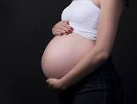 Un embarazo de alto riesgo ocurre cuando aumentan las probabilidades de complicaciones para la madre, el bebé o ambos. Aunque muchas mujeres atraviesan esta condición sin problemas graves, los especialistas recomiendan un seguimiento médico más riguroso para prevenir riesgos y actuar a tiempo. En este contexto, entender las causas y recon