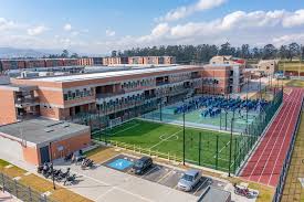 Elegir entre colegios públicos y privados es una decisión importante para muchas familias. Ambos modelos educativos ofrecen ventajas y desafíos que influyen directamente en la formación de los estudiantes. Conocer las diferencias entre colegios públicos y privados permite tomar una decisión informada según las necesidades y posibilidades de cada hogar.