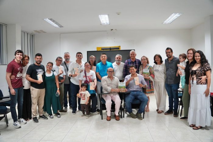 Evento literario en Huila reunió a la comunidad en el lanzamiento de la antología “Al Caer la Tarde”, promoviendo cultura y lectura.
