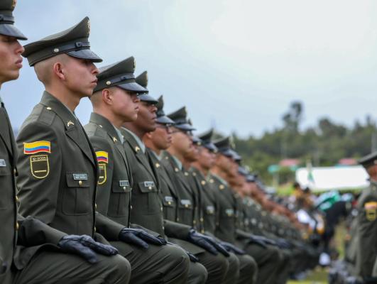 La Policía Nacional de Colombia celebró en 2026 una nueva ceremonia de graduación que marca un paso clave en el fortalecimiento de la seguridad ciudadana en el país. Con la incorporación de cientos de uniformados, la institución busca responder a los retos actuales en materia de convivencia, prevención del delito y transformación digital en el servicio policial.