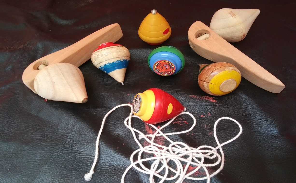 El trompo volvió a ocupar espacios en parques, colegios y reuniones familiares en Colombia. Lo que durante años fue considerado un juego tradicional del pasado, hoy se transforma en una moda que gana fuerza entre niños, jóvenes y adultos en distintas ciudades del país.