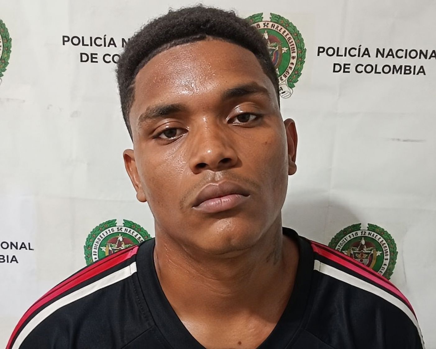 Joven agredió físicamente a agente de tránsito.