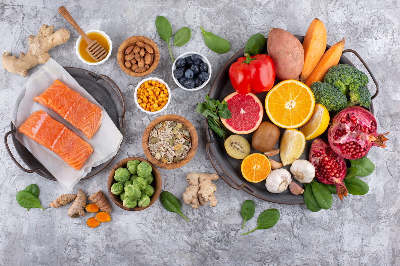 La inclusión de verduras en la alimentación diaria se ha convertido en una de las principales recomendaciones de especialistas en nutrición y salud pública en Colombia. Expertos aseguran que mantener una dieta rica en vegetales no solo mejora el bienestar general, sino que también ayuda a prevenir enfermedades cardiovasculares, obesidad y diabetes.