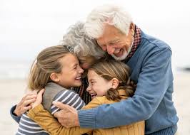 En muchas familias surge una percepción común: los abuelos parecen querer más a los nietos que a sus propios hijos. Sin embargo, esta idea no es del todo precisa. Lo que realmente cambia es la forma en que se expresa el afecto, no su intensidad.