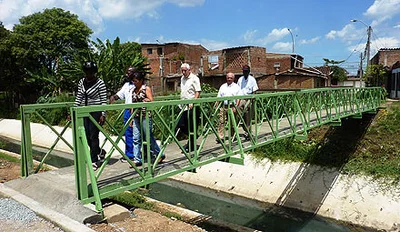 Denuncian inseguridad en puente peatonal