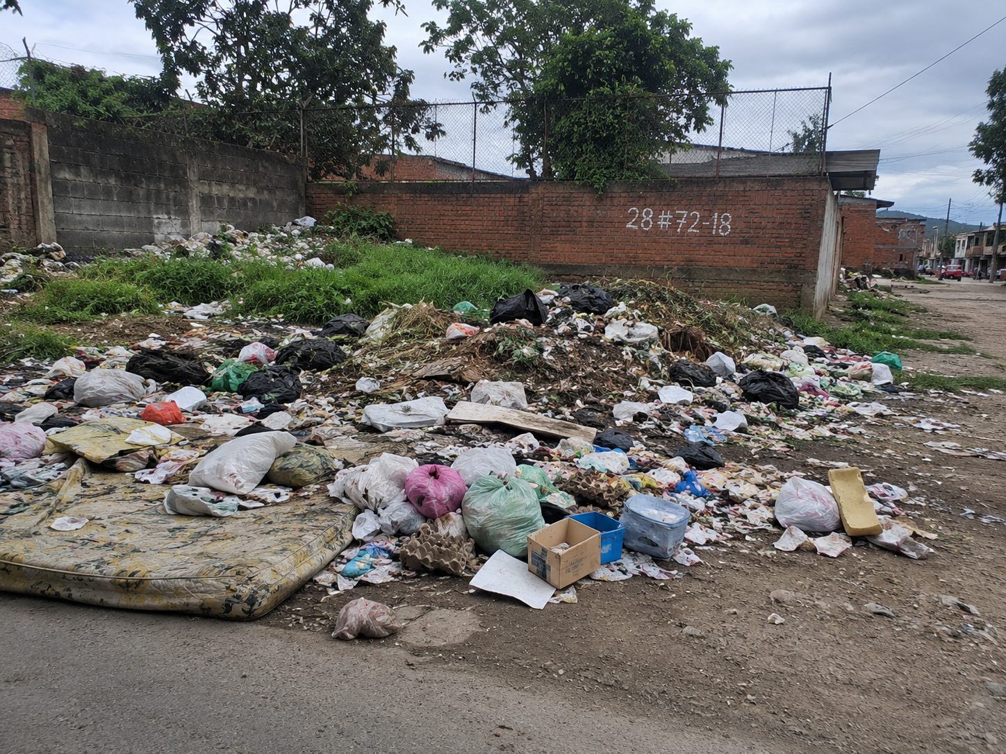 Denuncian acumulación de residuos en lote del barrio Alfonso López, en Cali