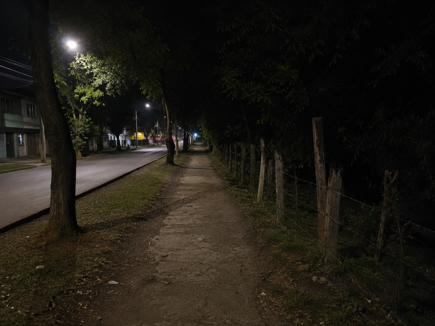 Habitantes de Petecuy piden instalación y mantenimiento de luminarias en sendero peatonal