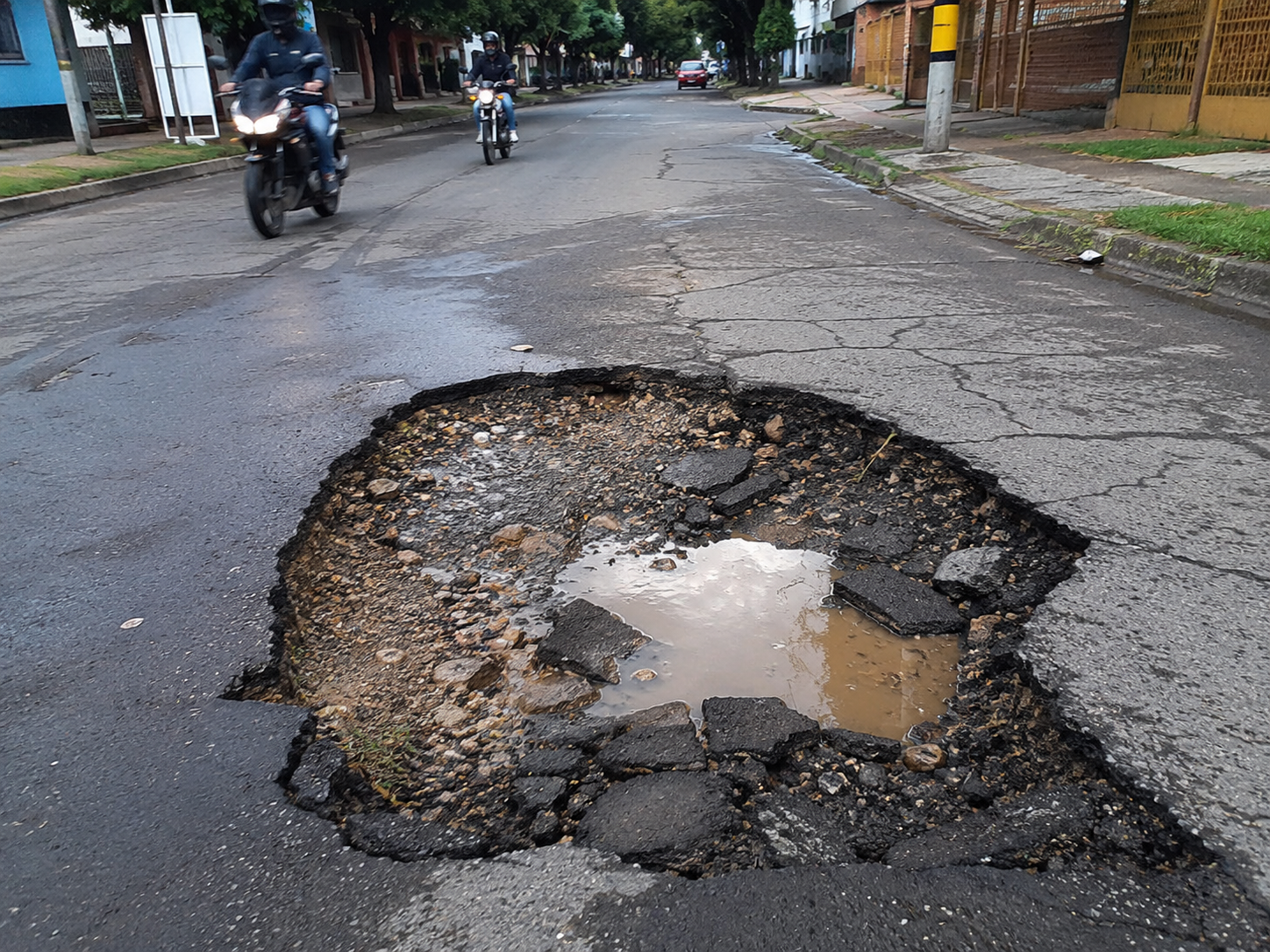 Denuncian peligroso hueco en vía que pone en riesgo a conductores y motociclistas