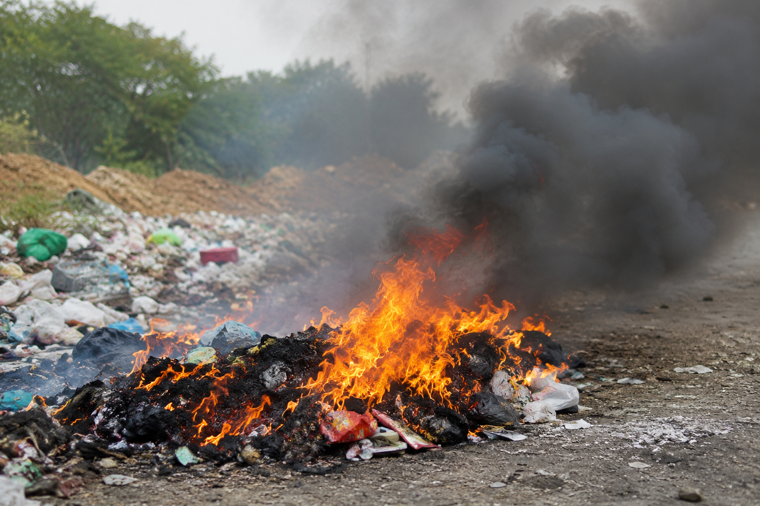 Denuncian constantes quemas de basura en barrio La Independencia de Tuluá