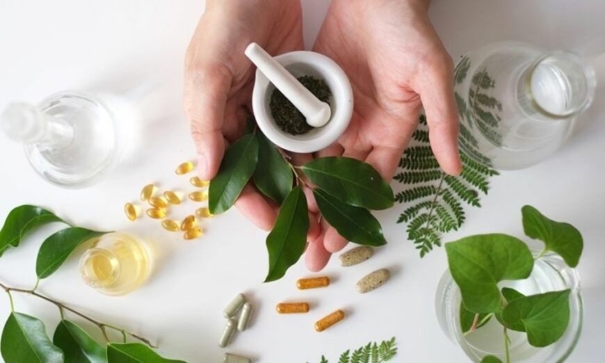 La medicina alternativa se ha convertido en una opción cada vez más popular entre quienes buscan complementar los tratamientos convencionales o mejorar su bienestar de forma integral. Este conjunto de prácticas incluye terapias como la acupuntura, la homeopatía, la fitoterapia, la medicina tradicional china y diversas técnicas de relajación y manejo emocional.