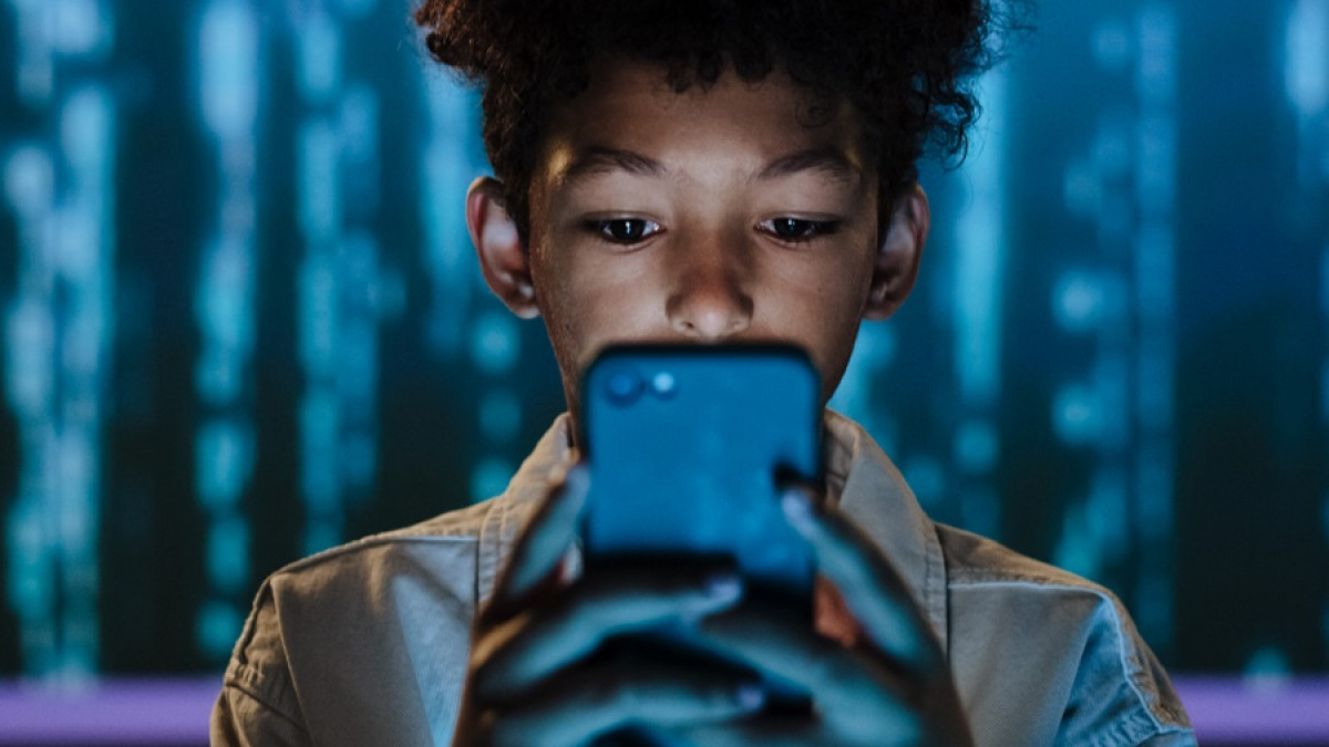Las redes sociales se han convertido en una parte fundamental de la vida cotidiana de los jóvenes. Plataformas como TikTok, Instagram, YouTube y Snapchat han transformado la manera en que las nuevas generaciones se comunican, consumen información y construyen relaciones personales. En Colombia, el crecimiento del acceso a internet y el uso masivo de teléfonos inteligentes han impulsado una mayor presencia juvenil en los entornos digitales.