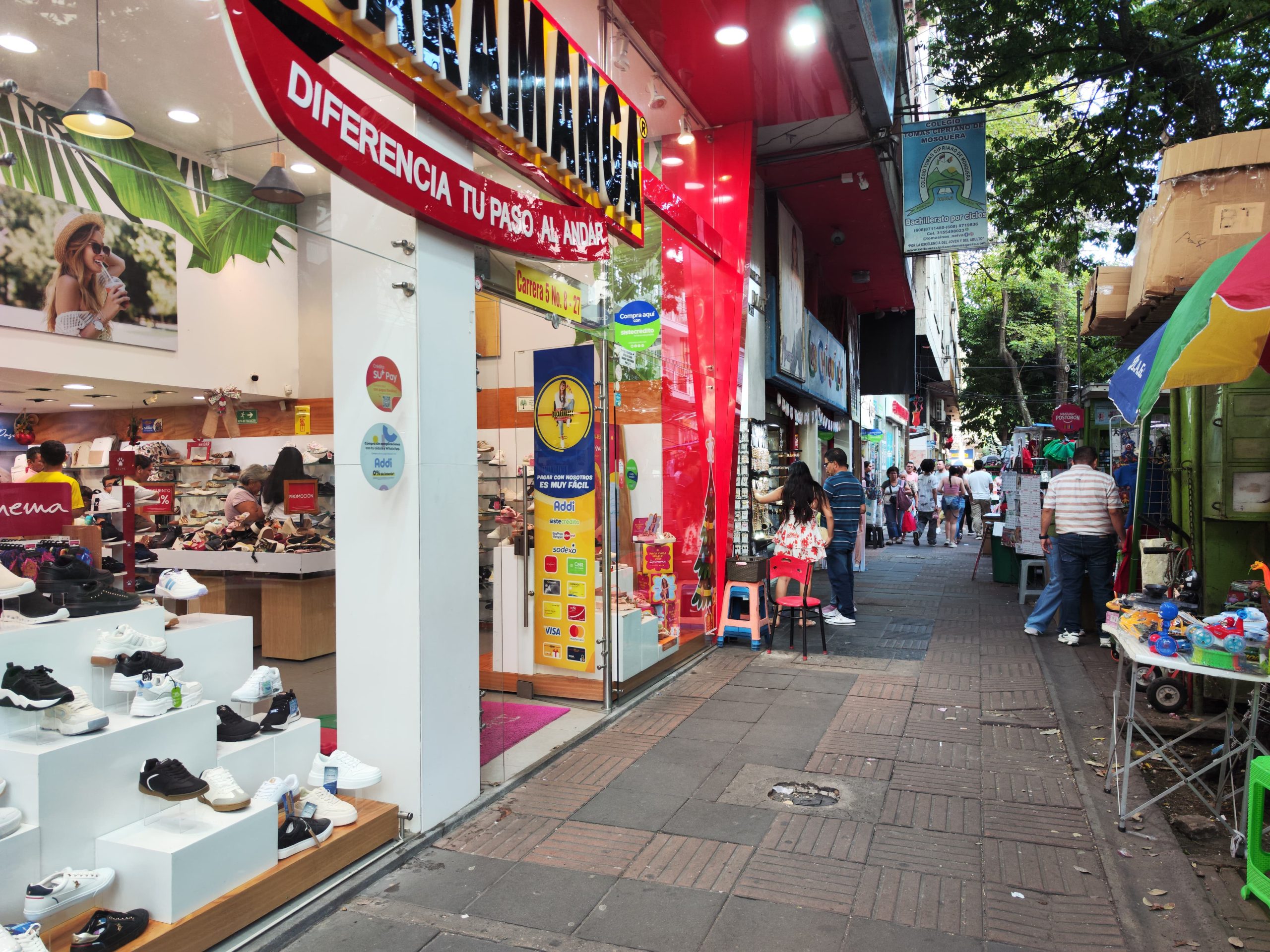 EL BALÓN RUEDA Y LA CAJA REGISTRA