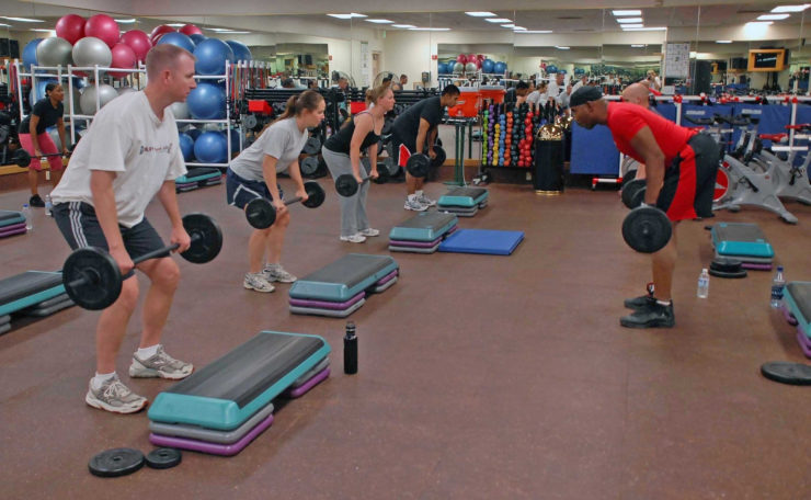 En los últimos años, cada vez más personas han optado por asistir al gimnasio y adoptar hábitos saludables en lugar de recurrir a procedimientos quirúrgicos para bajar de peso. Aunque las cirugías bariátricas y estéticas continúan siendo una alternativa válida en determinados casos médicos, la actividad física se ha consolidado como la opción preferida para quienes buscan transformar su cuerpo de manera natural y sostenible.