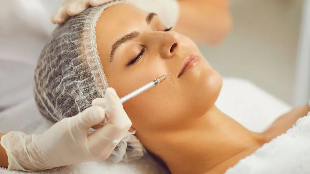 Los tratamientos estéticos continúan evolucionando y cada vez más personas buscan alternativas que ofrezcan resultados naturales y duraderos. En este contexto, los bioestimuladores de colágeno se han convertido en una de las opciones más populares dentro de la medicina estética, gracias a su capacidad para rejuvenecer la piel desde el interior sin alterar la expresión facial.