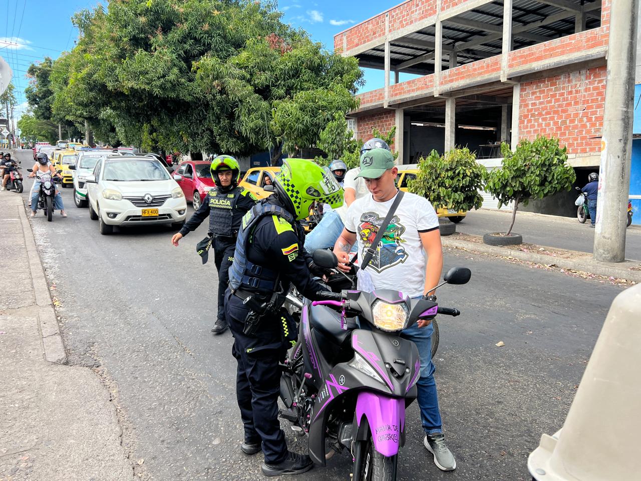 REFUERZAN CONTROLES URBANOS La Policía Nacional mantiene en marcha el Plan Semáforo en diferentes sectores de NEIVA, estrategia orientada a fortalecer las acciones preventivas y mejorar las condiciones de seguridad y convivencia ciudadana. Durante los operativos, los uniformados realizan controles en puntos estratégicos, especialmente donde se registra mayor circulación de personas y vehículos. Las actividades incluyen registros a ciudadanos, consulta de antecedentes, inspecciones a automotores y motocicletas, además de labores de sensibilización y acercamiento con la comunidad. Estas acciones buscan anticiparse a posibles hechos delictivos, detectar situaciones que puedan representar riesgos para la ciudadanía y mantener una presencia institucional permanente en zonas consideradas prioritarias. De esta manera, las autoridades pretenden contribuir a la prevención de conductas que puedan afectar la tranquilidad y el orden público. El coronel HÉCTOR JAIRO BETANCOURT ROJAS, comandante de la Policía Metropolitana de NEIVA, invitó a los habitantes a respaldar los controles y atender las recomendaciones entregadas durante las jornadas preventivas. La institución también reiteró el llamado a informar oportunamente cualquier situación sospechosa o hecho que pueda afectar la seguridad. Para ello, la ciudadanía puede comunicarse con la línea de emergencia 123 o acudir al cuadrante policial más cercano. Con estas acciones, la Policía busca fortalecer la prevención y mantener entornos seguros para los habitantes de la capital huilense.