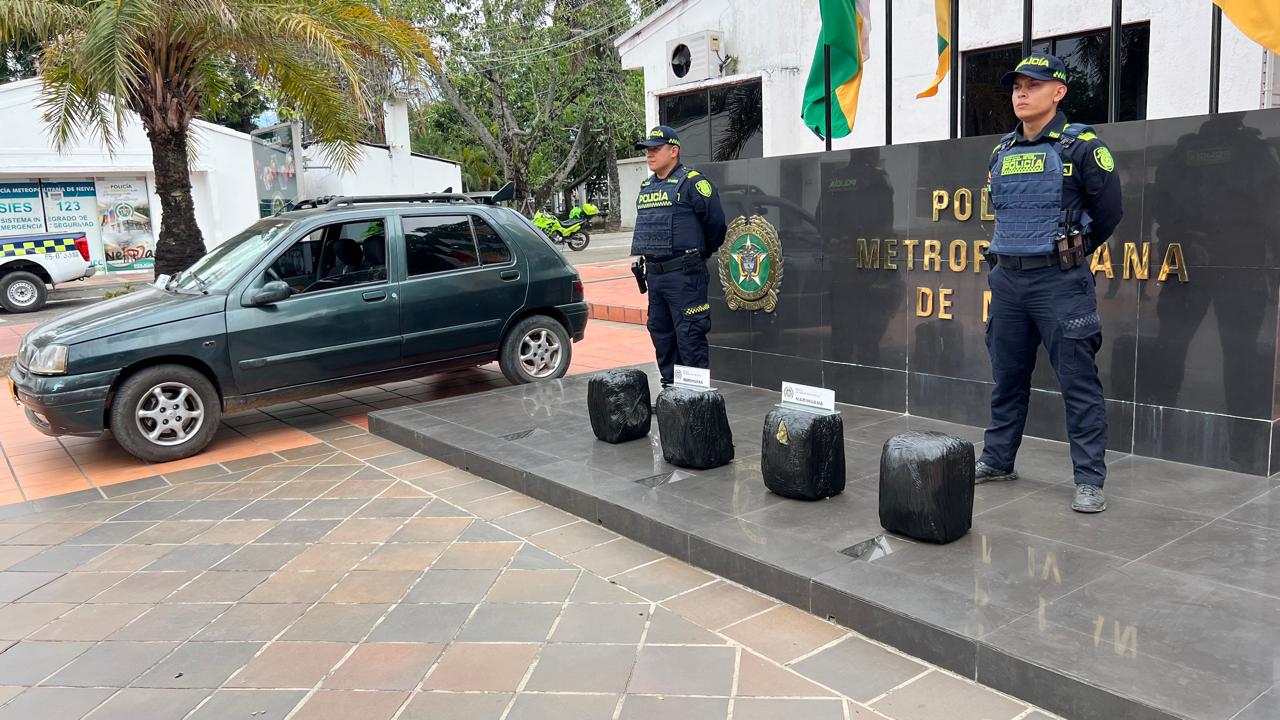 VEHÍCULO ABANDONADO REVELA DROGA
