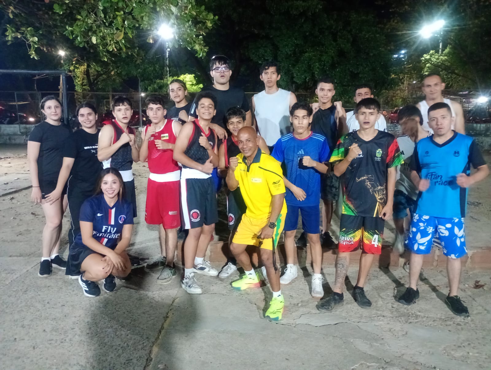 PUGILISTAS AJUSTAN SUS GUANTES