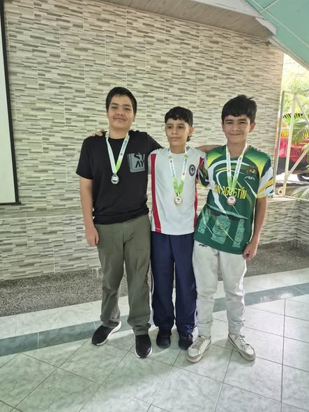 ESTUDIANTES SUBEN AL PODIO
