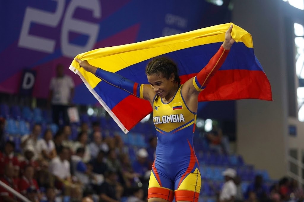LUCHA BRILLÓ CON ORO